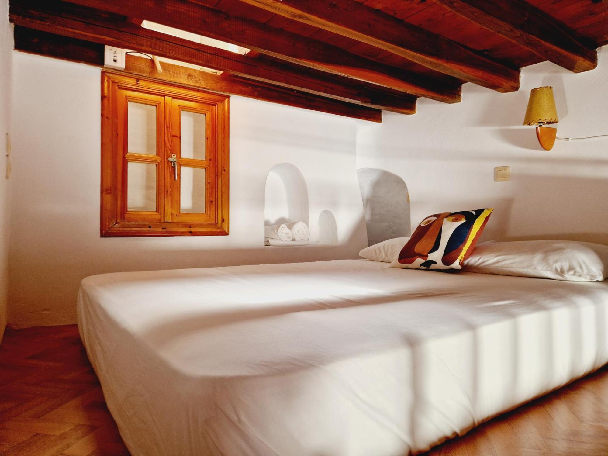 Bright & Relaxing Loft With Attic Room In The Heart Of Mykonos City Mykonos Town Номер фото